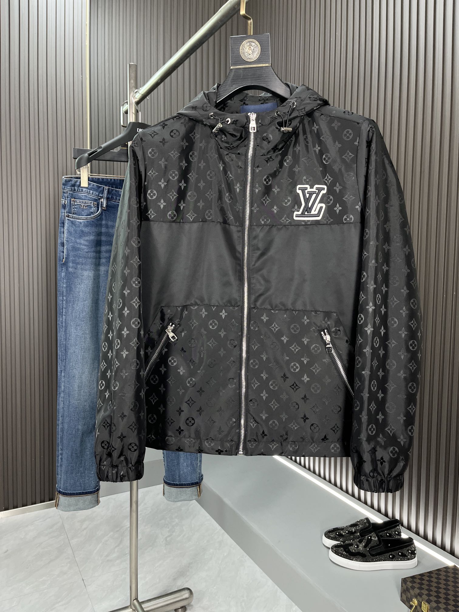 NO:121221,LV Louis Vuitton exclusively offers the latest spring and autumn fashion hooded jackets, classic design and superb jackets, quality that cannot be picked and quality control can be purchased directly, and high-end products that cannot be missed! Through the detailed pictures, you can feel its powerful aura, and the warm-concentration effect is significant, so you don’t have to worry about the chill at all! Both fashion and functionality, the whole style looks more luxurious and atmospheric 70845 Size M-3XL BJL,,louis vuitton,louis vuitton,jackets & coats,jackets & coats,hats,alexander wang19860909LV路易威登独家专供最新春秋时尚连帽夹克,经典设计感与颜值爆棚的外套,品质更是无法挑剔品控可以直接入手,不容过错的高端臻品！通过细节图片便可感受到它强悍的气场,聚温保暖效果显著,完全不用担心会有一点寒意！时尚与功能性兼备,整款显得更加的奢华大气70845 尺码M-3XL BJL,,louis vuitton,louis vuitton,jackets & coats,jackets & coats,hats,alexander wang,Men's clothing