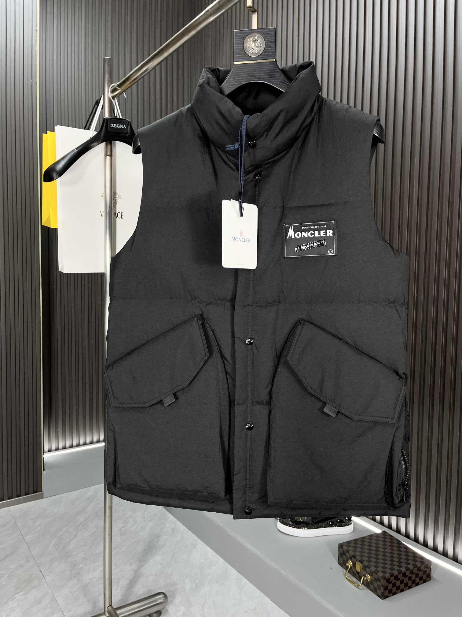 ， Moncler 蒙口：2024ss秋冬最新款，时尚羽绒马甲！羽绒背心！甄选客供100%棉纶面料拥有极