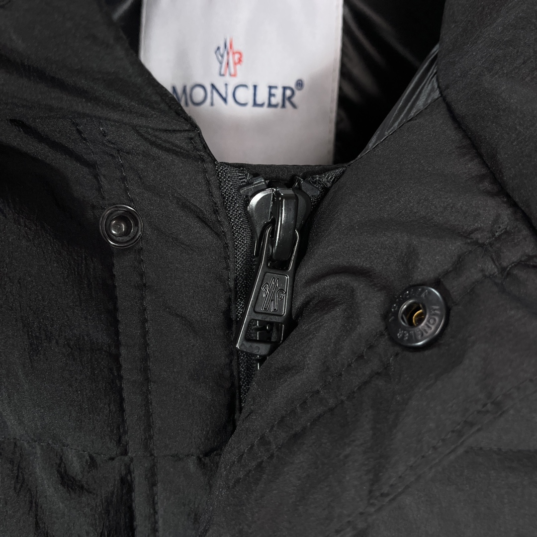 ， Moncler 蒙口：2024ss秋冬最新款，时尚羽绒马甲！羽绒背心！甄选客供100%棉纶面料拥有极