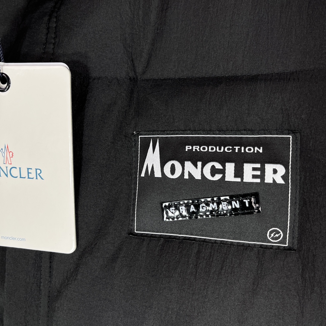 ， Moncler 蒙口：2024ss秋冬最新款，时尚羽绒马甲！羽绒背心！甄选客供100%棉纶面料拥有极