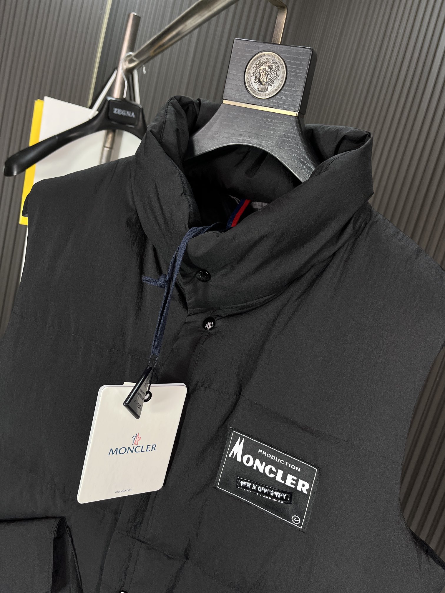 ， Moncler 蒙口：2024ss秋冬最新款，时尚羽绒马甲！羽绒背心！甄选客供100%棉纶面料拥有极