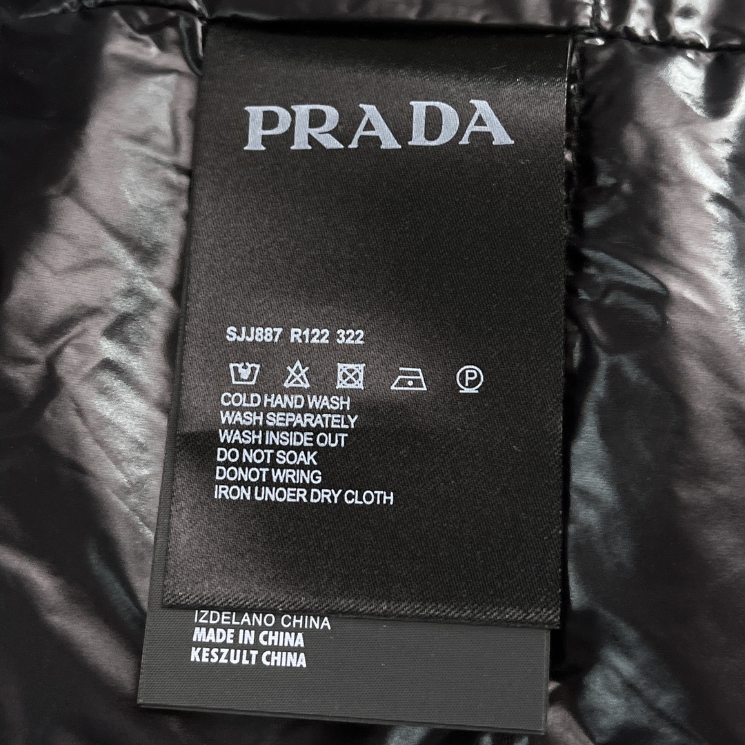 ， 普拉达，Prada 秋冬新款男士羽绒服！连帽设计，简单的大方基础款。防风保暖，时尚休闲！秋冬寒潮，助