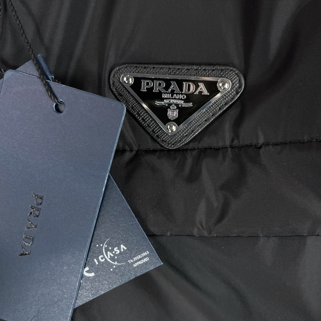 ， 普拉达，Prada 秋冬新款男士羽绒服！连帽设计，简单的大方基础款。防风保暖，时尚休闲！秋冬寒潮，助