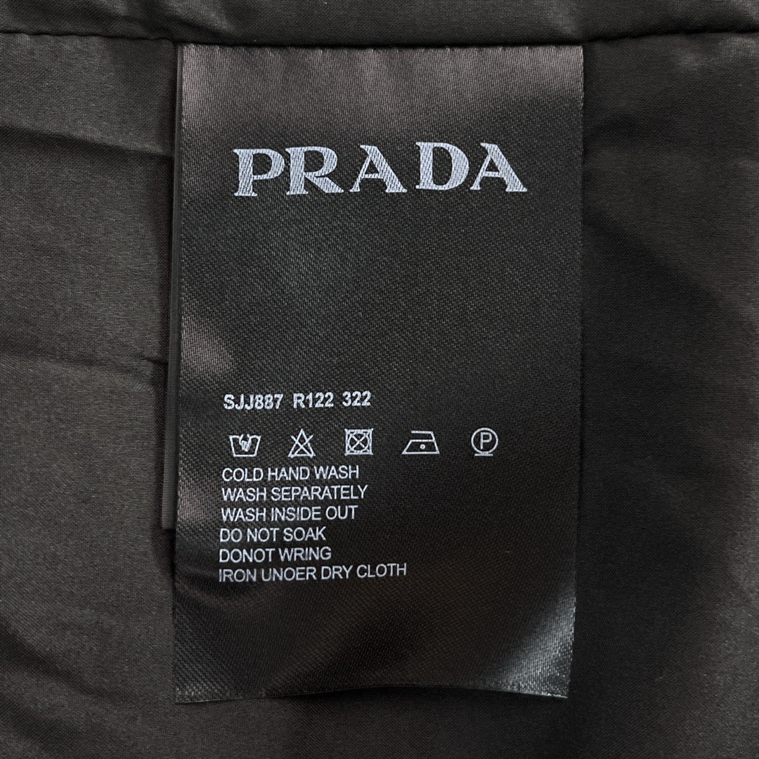 ， 普拉达，Prada 秋冬新款男士羽绒服！连帽设计，简单的大方基础款。防风保暖，时尚休闲！秋冬寒潮，助