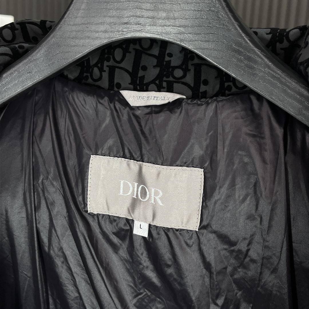 ， Dior 2024ss🆕新款迪奥立领夹克羽绒服 。爆款现货！选用上乘的面料表现出耀眼、始终保持高级华