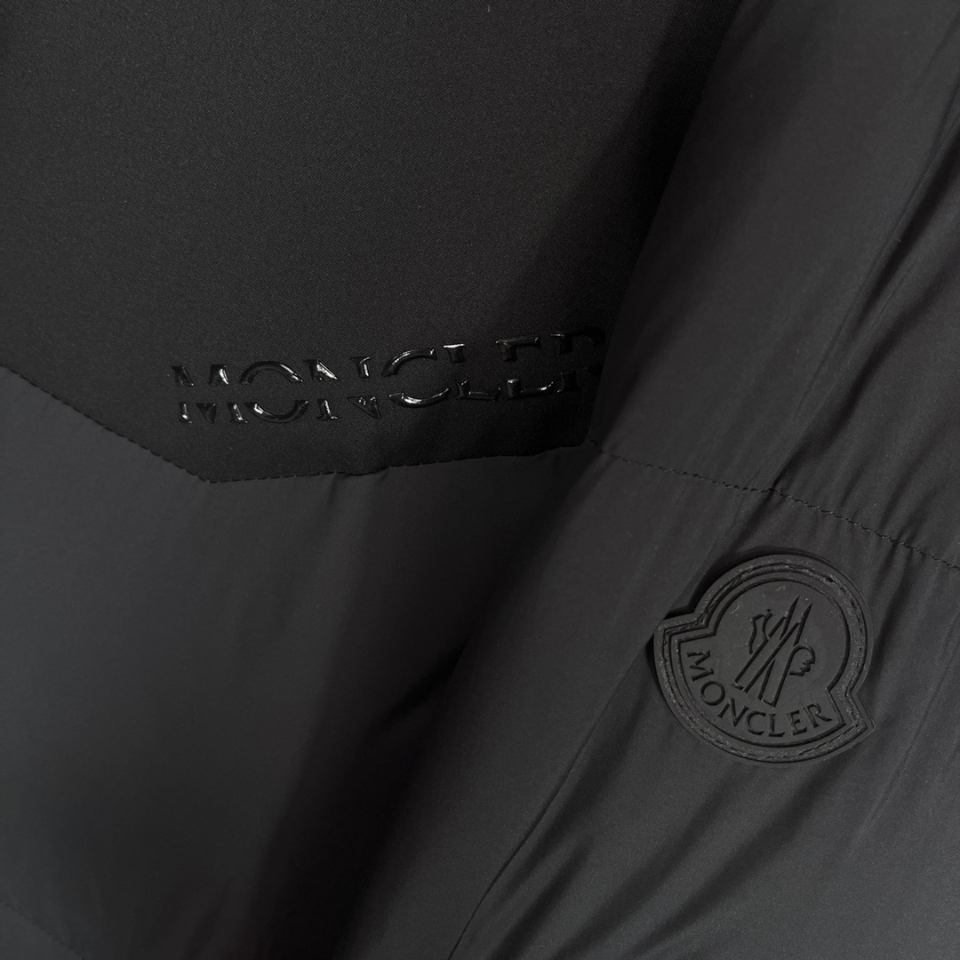 Moncler蒙口2024ss秋冬新款羽绒蒙口新款连帽设计羽绒服外套长款羽绒服选用亮泽尼龙面料打造衣袖经