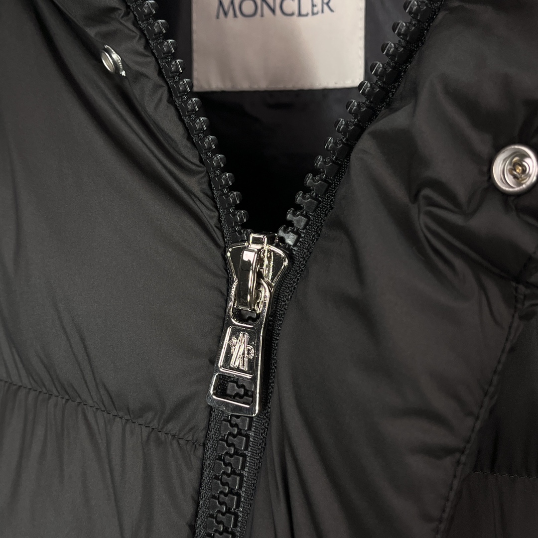 Moncler蒙口2024ss秋冬新款羽绒蒙口新款连帽设计羽绒服外套长款羽绒服选用亮泽尼龙面料打造衣袖经