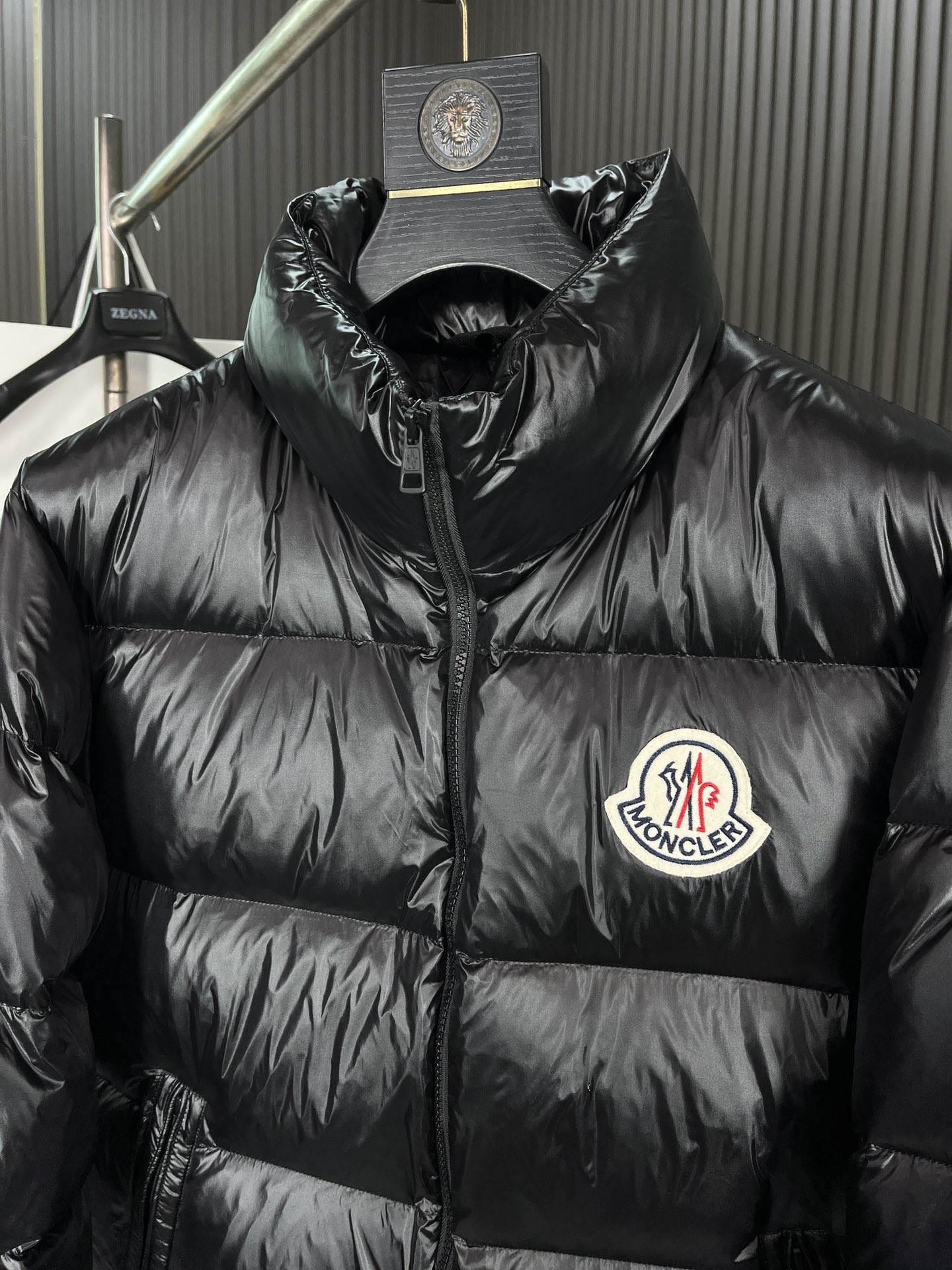 ， MONCLER 蒙口  2024冬季最新品立领羽绒服！官网同步！ 简约干练沉稳羽绒夹克款外套 简洁流