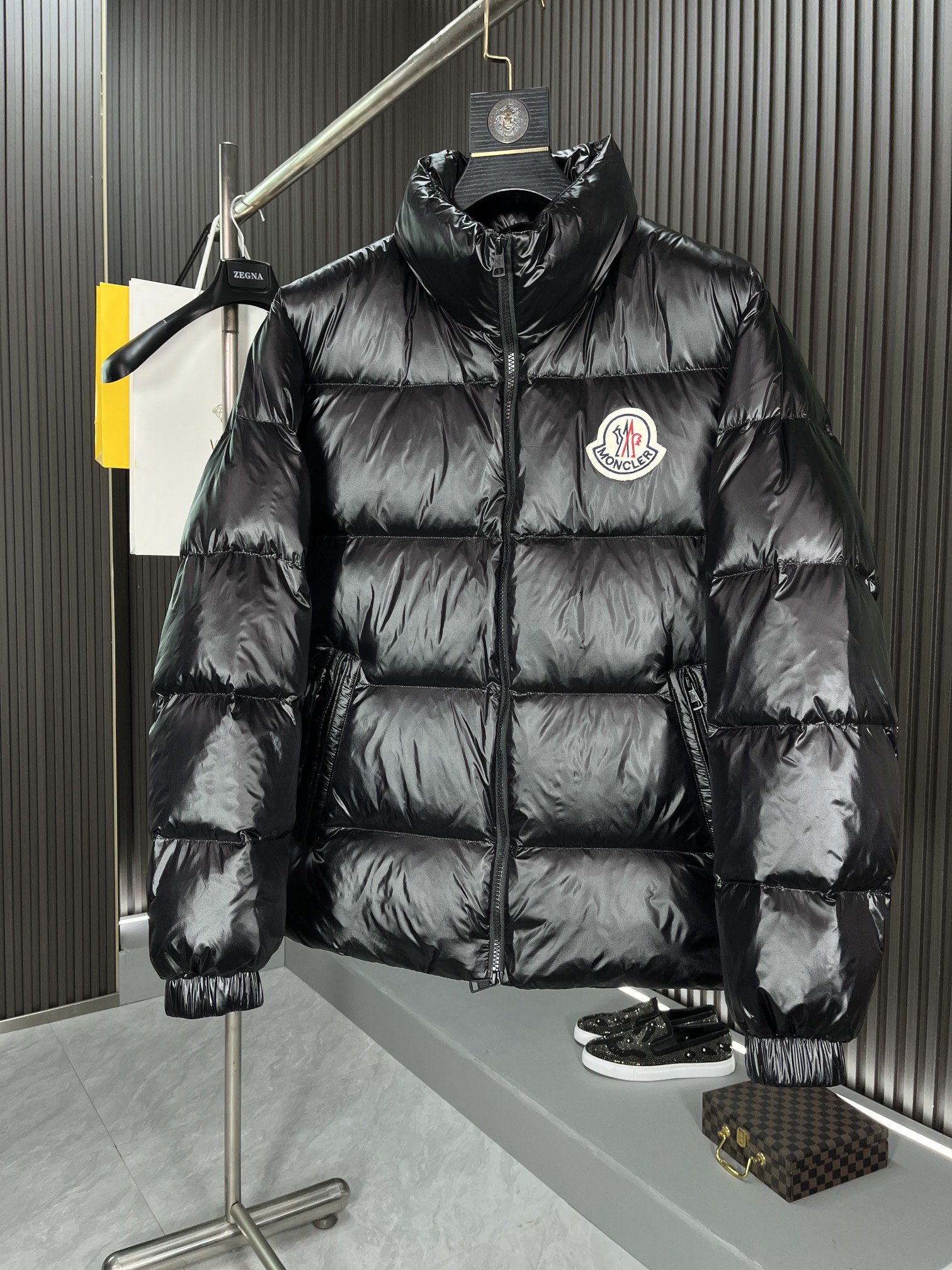 ， MONCLER 蒙口  2024冬季最新品立领羽绒服！官网同步！ 简约干练沉稳羽绒夹克款外套 简洁流