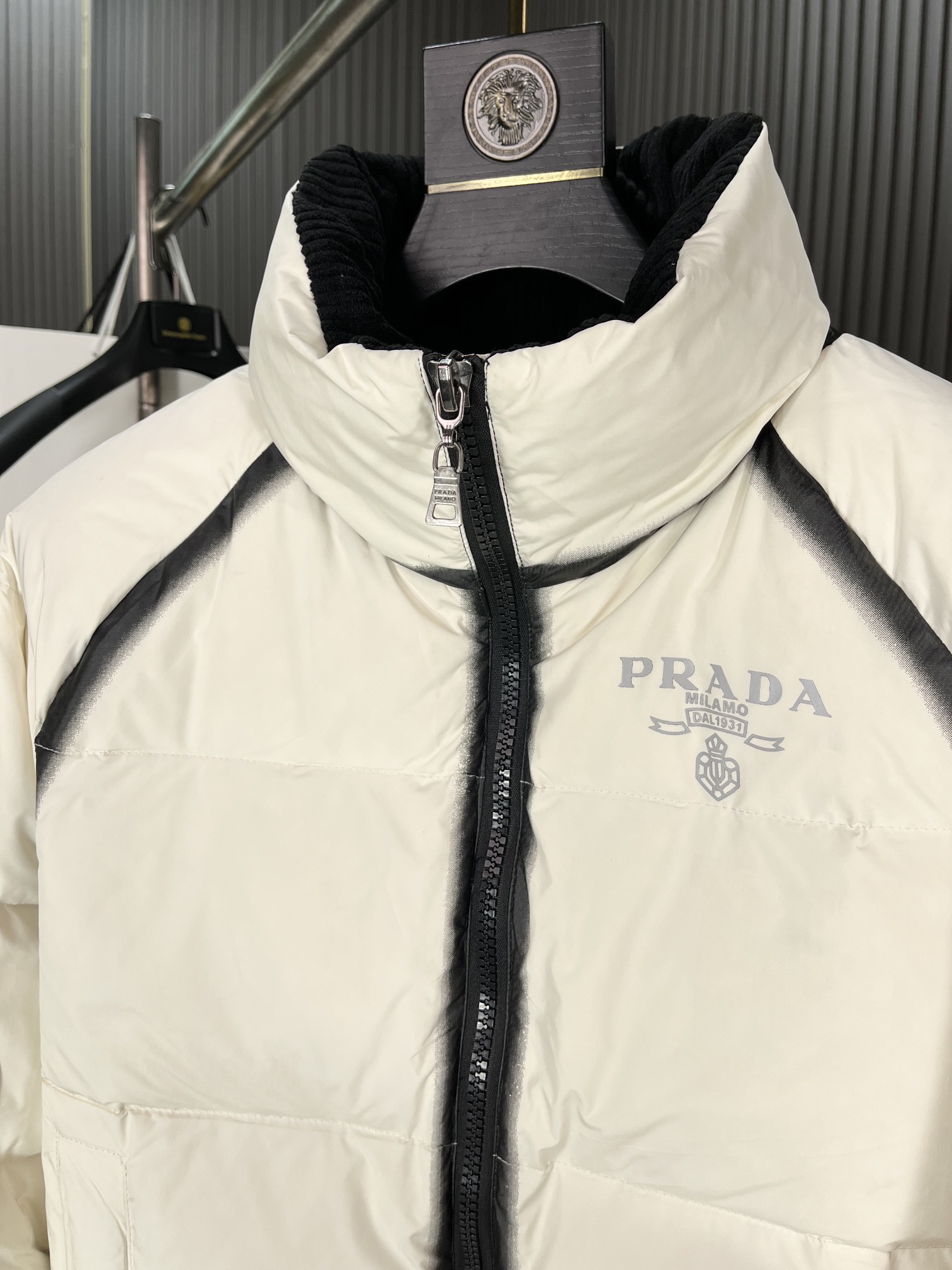 PRADA**普拉达2024ss秋冬新款️普拉达新款立领设计羽绒服外套选用亮泽尼龙面料打造胸前经典胶条设