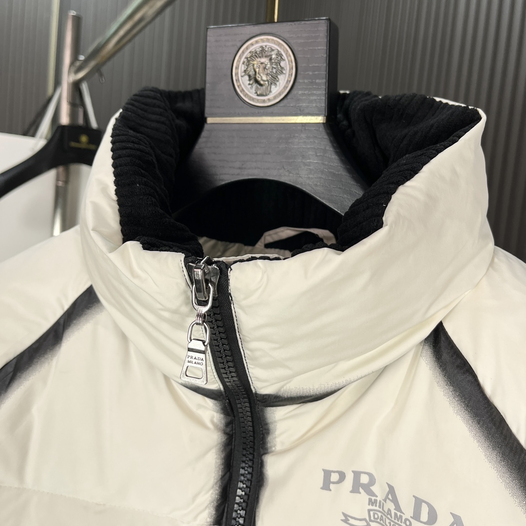 PRADA**普拉达2024ss秋冬新款️普拉达新款立领设计羽绒服外套选用亮泽尼龙面料打造胸前经典胶条设