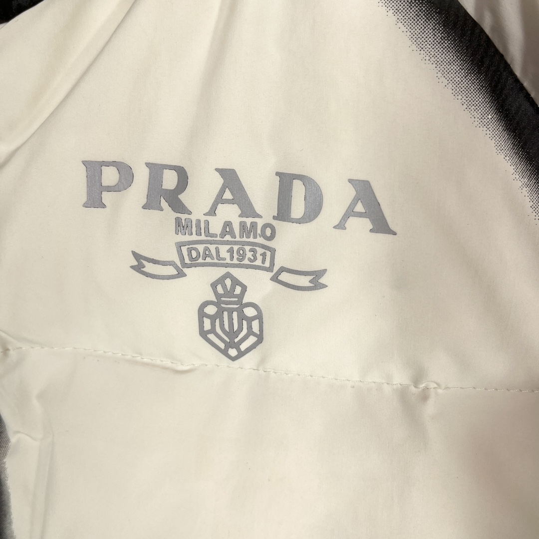 PRADA**普拉达2024ss秋冬新款️普拉达新款立领设计羽绒服外套选用亮泽尼龙面料打造胸前经典胶条设