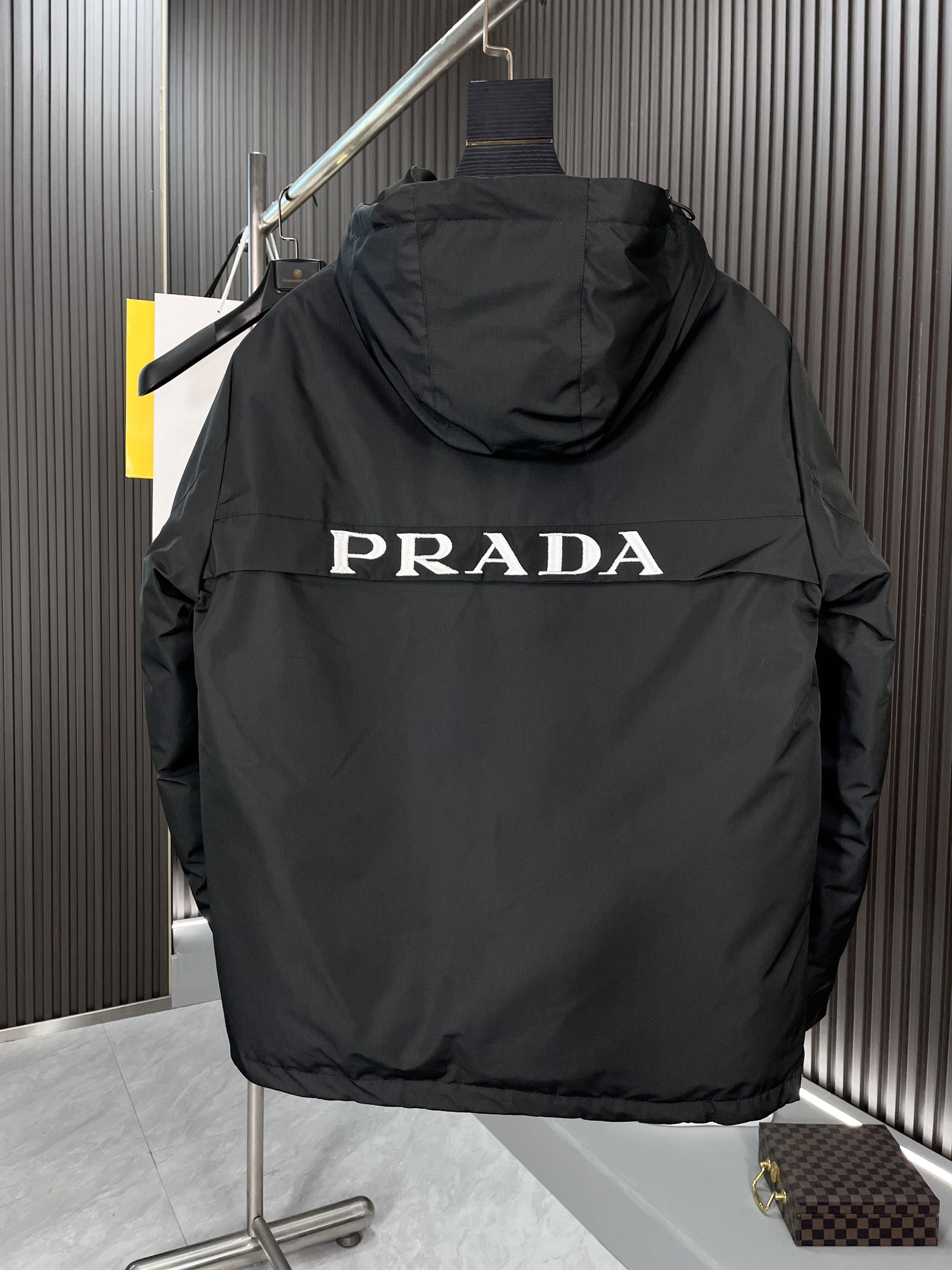 普拉达Prada2024秋冬新款男士羽绒服！连帽设计简单的大方基础款防风保暖时尚休闲！秋冬寒潮助你过冬！