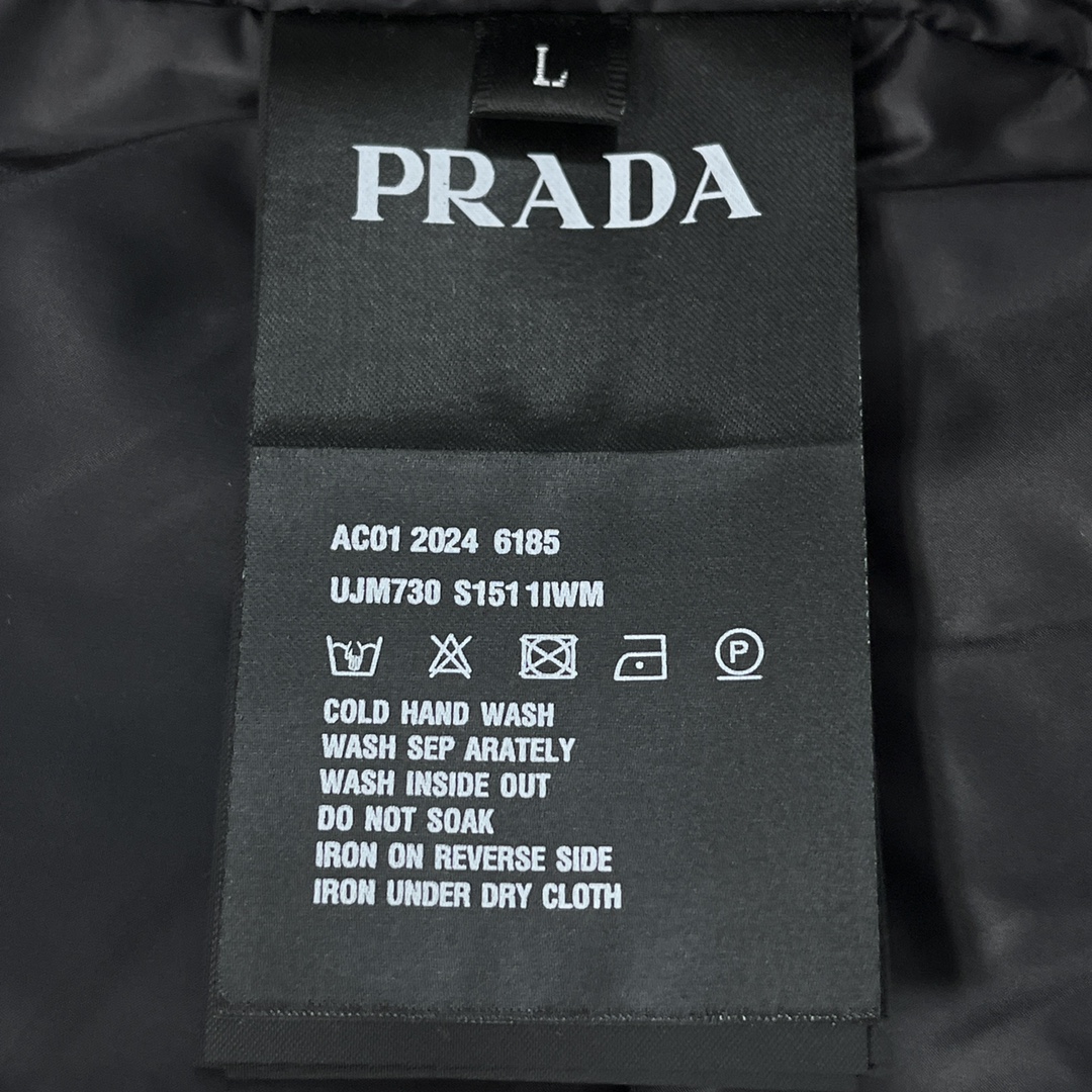 普拉达Prada2024秋冬新款男士羽绒服！连帽设计简单的大方基础款防风保暖时尚休闲！秋冬寒潮助你过冬！