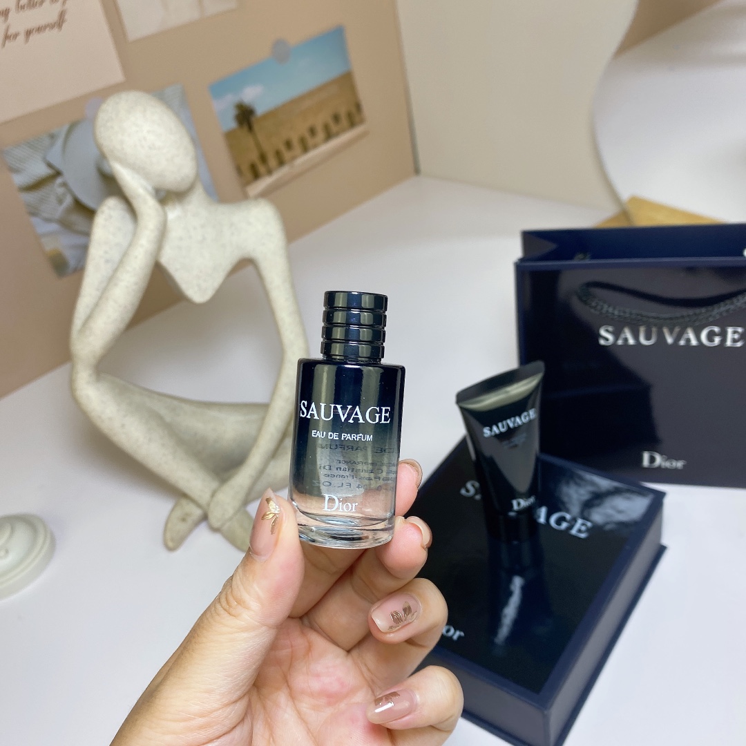 Dior Sauvage Mini Set: EDP 10ml & Shower Gel 20ml with Gift Bag 4 i1710317701 4177 3