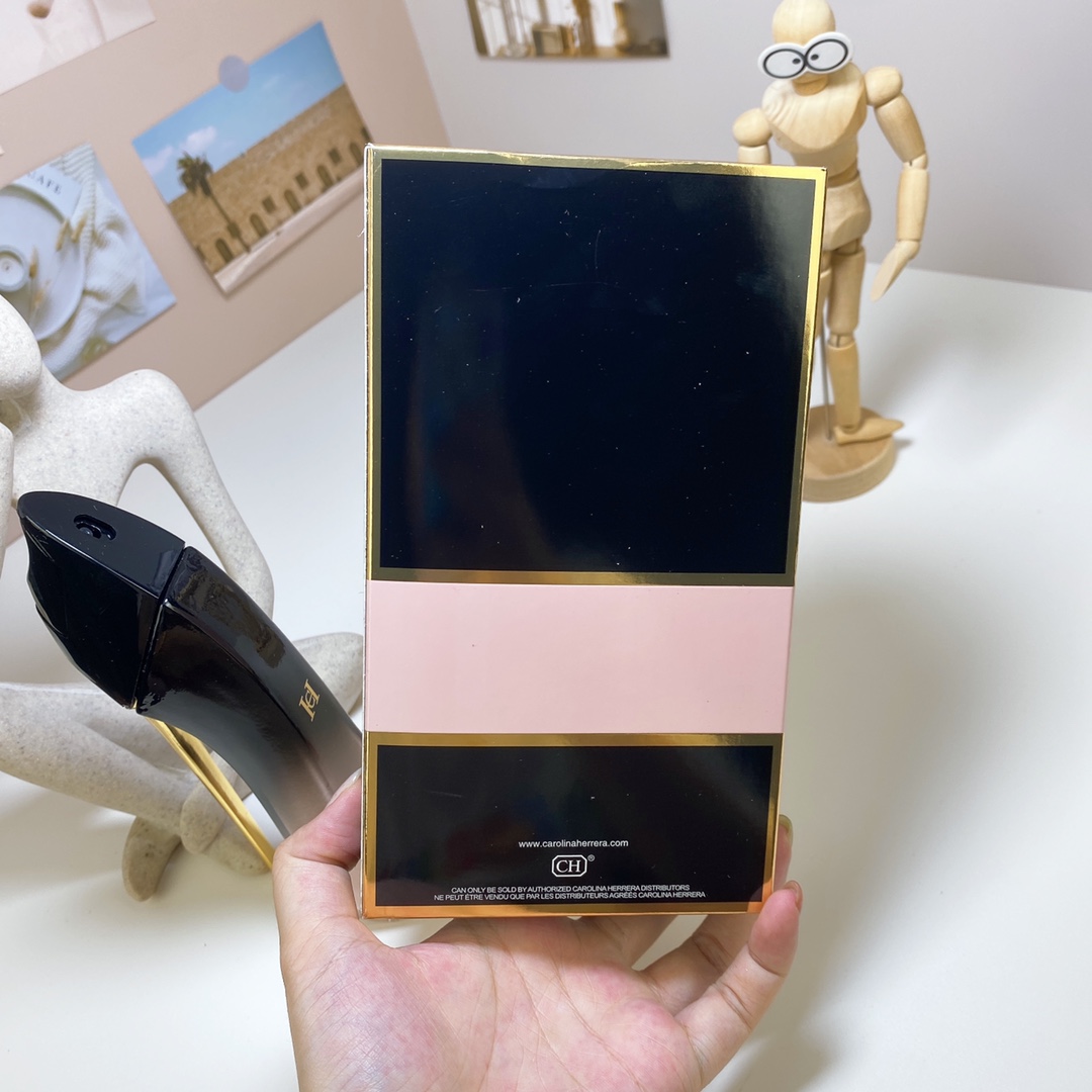 💰181包邮  卡罗琳娜好女孩粉色依兰精粹80ml
Carolina Herrera Good Girl Blush Elixir,2024
品牌：赫芮亚（粉色依兰高跟鞋）
属性：女香-粉色高跟鞋
香调：西普调
前调：香柠檬杏仁
中调：依兰玫瑰
后调：香草广藿香