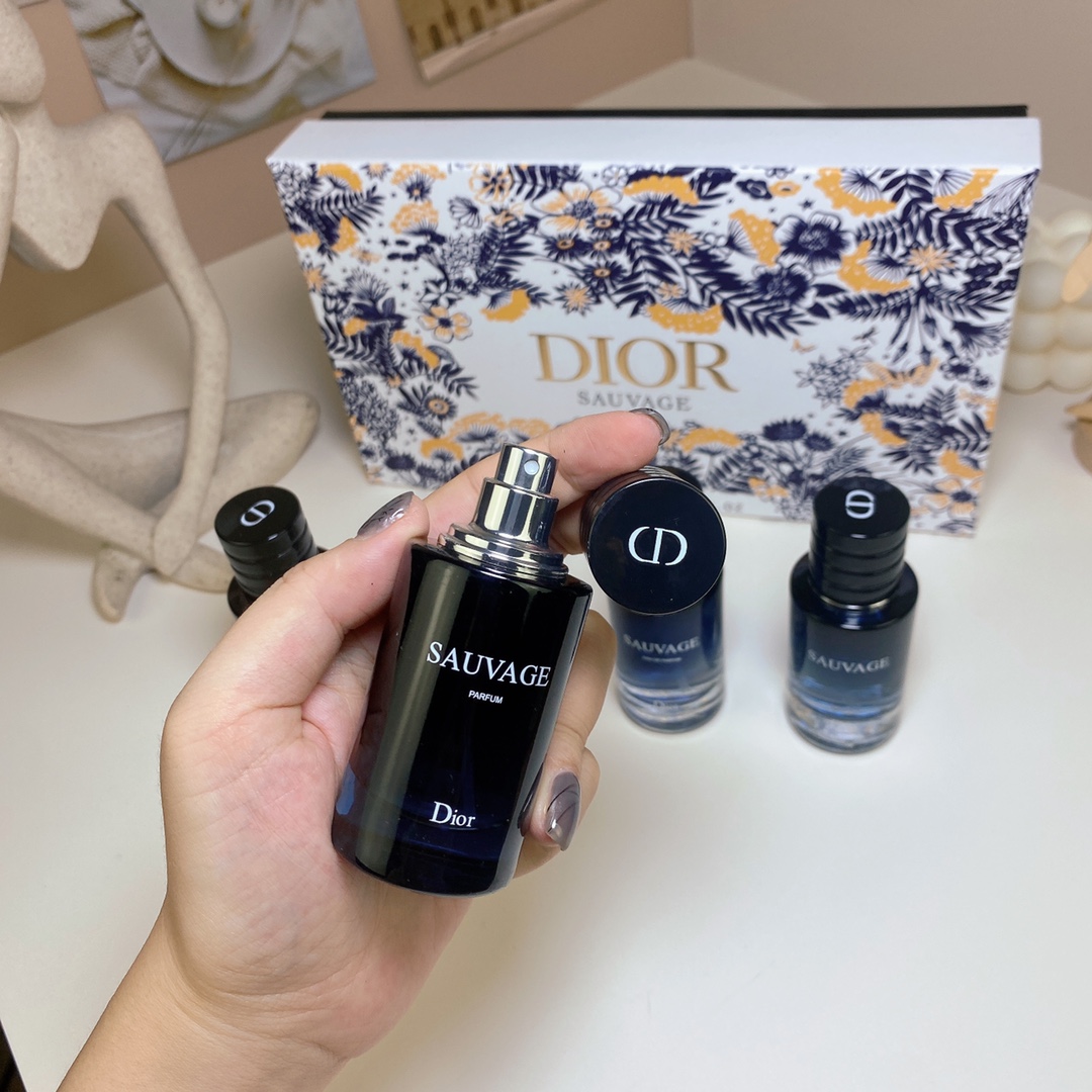 P100
迪奥旷野香水中样四件套白盒！内含：30ml*4带喷头。味道：淡香狂野，浓香旷野，香精版旷野，典藏版旷野。