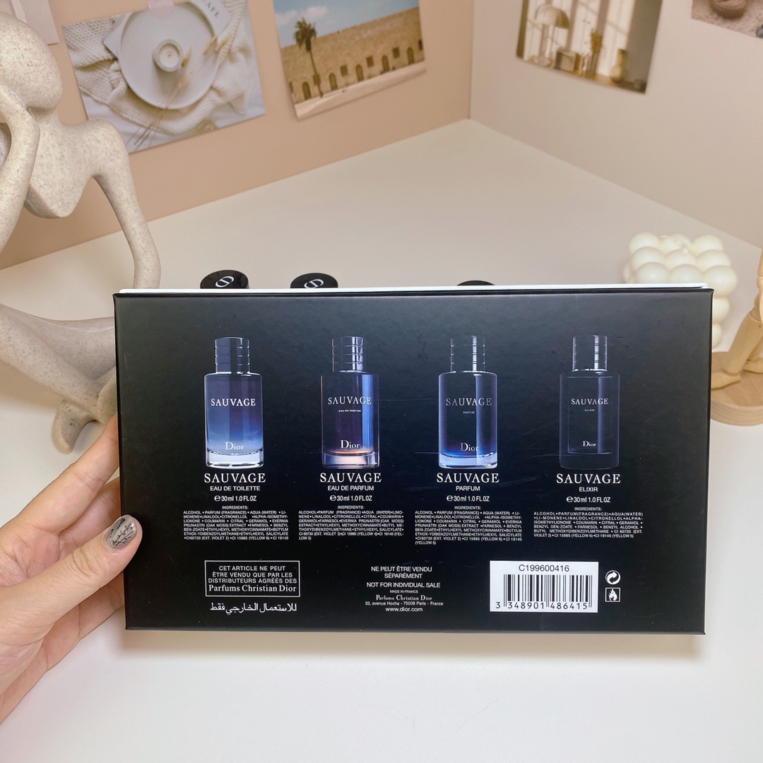 P100
迪奥旷野香水中样四件套白盒！内含：30ml*4带喷头。味道：淡香狂野，浓香旷野，香精版旷野，典藏版旷野。