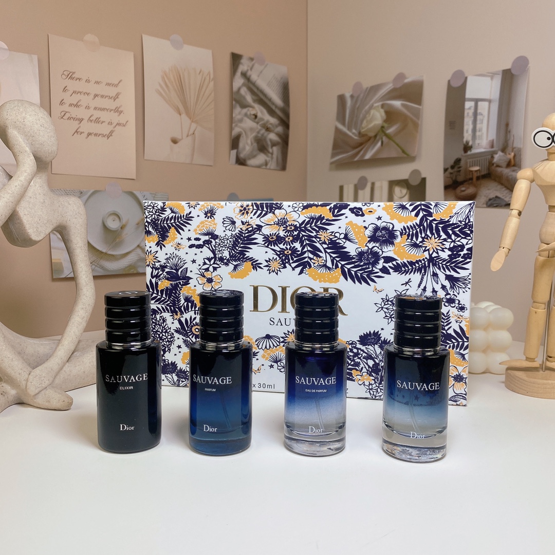 P100
迪奥旷野香水中样四件套白盒！内含：30ml*4带喷头。味道：淡香狂野，浓香旷野，香精版旷野，典藏版旷野。