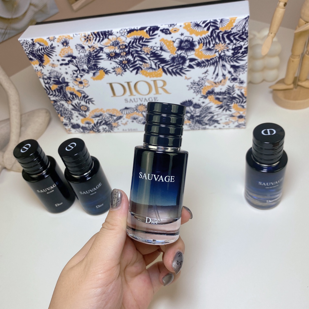P100
迪奥旷野香水中样四件套白盒！内含：30ml*4带喷头。味道：淡香狂野，浓香旷野，香精版旷野，典藏版旷野。