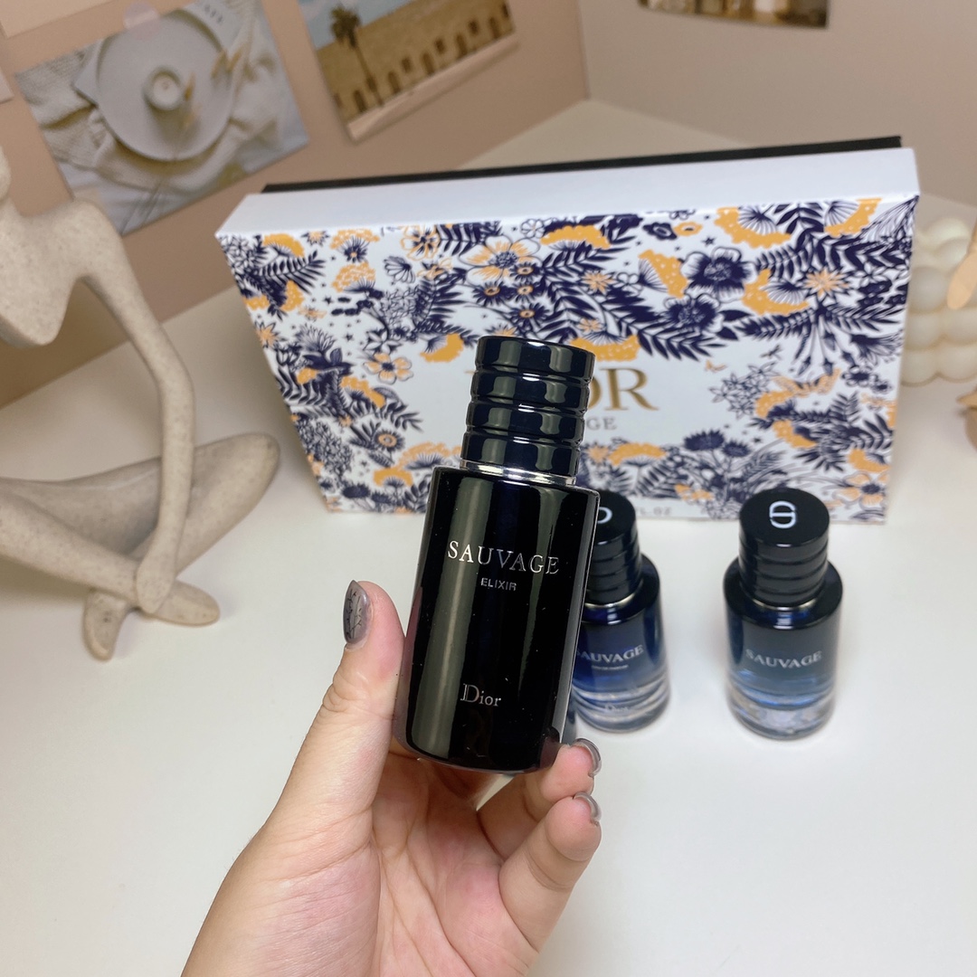 P100
迪奥旷野香水中样四件套白盒！内含：30ml*4带喷头。味道：淡香狂野，浓香旷野，香精版旷野，典藏版旷野。