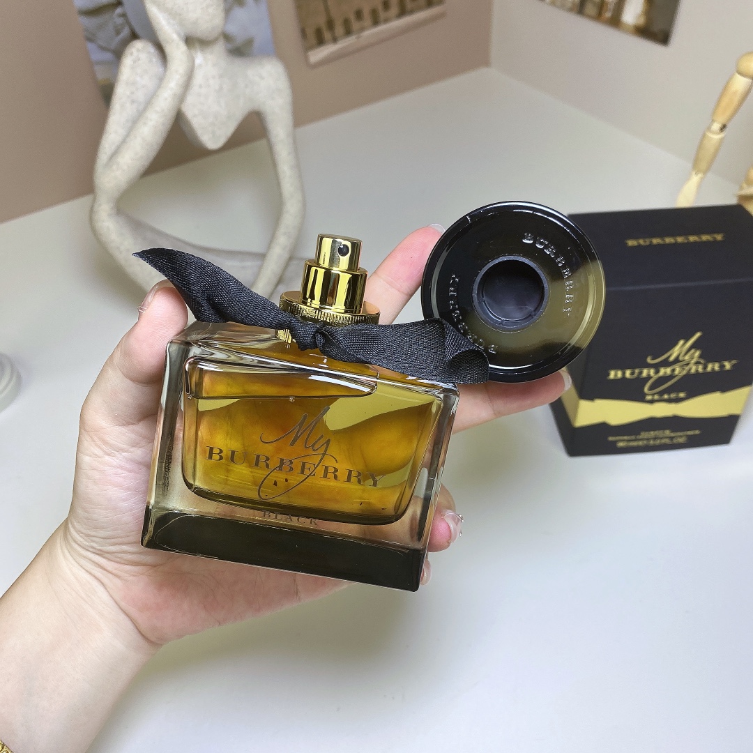 85💰原单品质
下单备注: 黑my
巴宝莉我的博柏利黑色版浓香水EDP Burberry My 90ml
Burberry Black
品牌:博柏利
香调:东方花香调
前调:茉莉
中调:玫瑰桃子
后调:广藿香琥珀
属性:女香