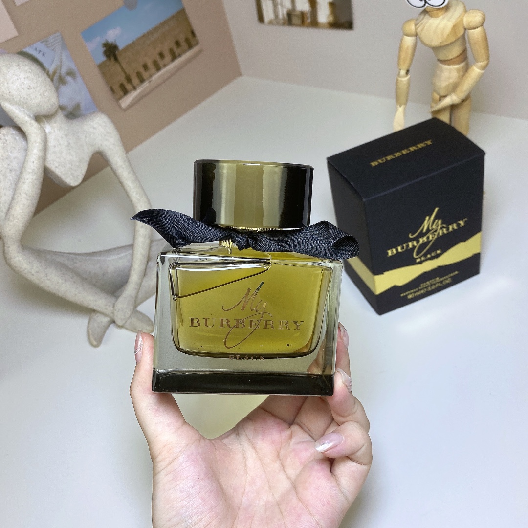 85💰原单品质
下单备注: 黑my
巴宝莉我的博柏利黑色版浓香水EDP Burberry My 90ml
Burberry Black
品牌:博柏利
香调:东方花香调
前调:茉莉
中调:玫瑰桃子
后调:广藿香琥珀
属性:女香