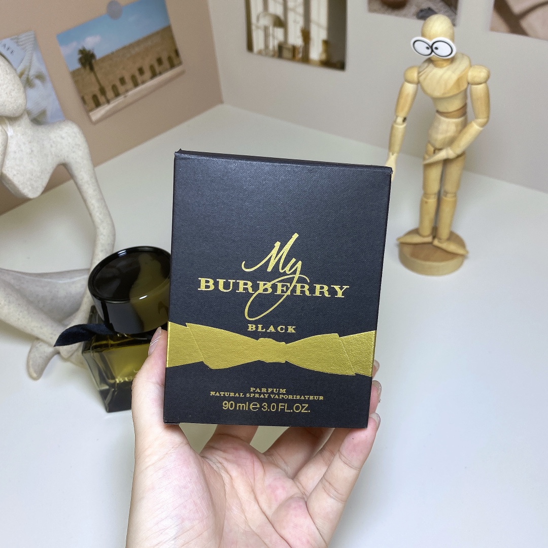 85💰原单品质
下单备注: 黑my
巴宝莉我的博柏利黑色版浓香水EDP Burberry My 90ml
Burberry Black
品牌:博柏利
香调:东方花香调
前调:茉莉
中调:玫瑰桃子
后调:广藿香琥珀
属性:女香