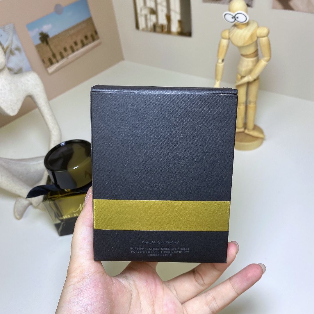 85💰原单品质
下单备注: 黑my
巴宝莉我的博柏利黑色版浓香水EDP Burberry My 90ml
Burberry Black
品牌:博柏利
香调:东方花香调
前调:茉莉
中调:玫瑰桃子
后调:广藿香琥珀
属性:女香