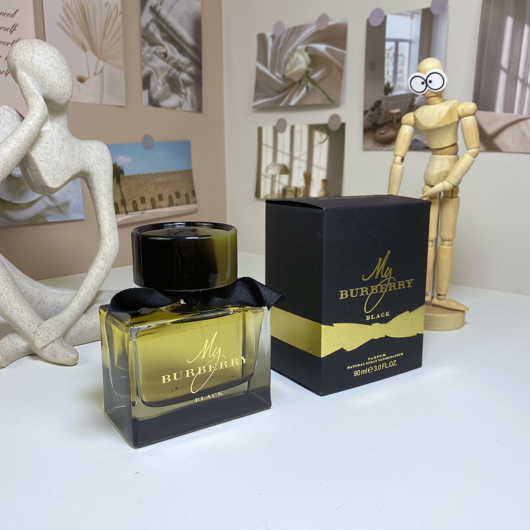 85💰原单品质
下单备注: 黑my
巴宝莉我的博柏利黑色版浓香水EDP Burberry My 90ml
Burberry Black
品牌:博柏利
香调:东方花香调
前调:茉莉
中调:玫瑰桃子
后调:广藿香琥珀
属性:女香