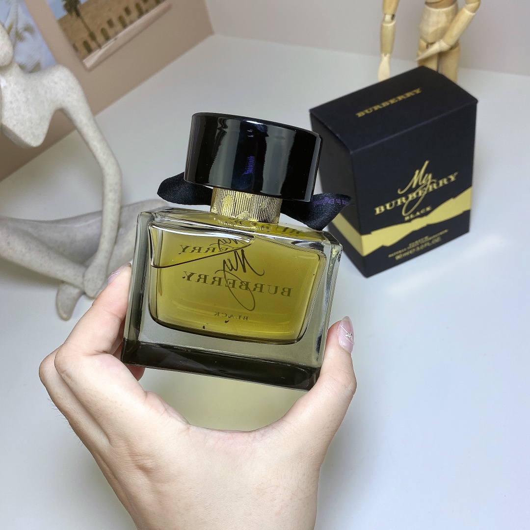 85💰原单品质
下单备注: 黑my
巴宝莉我的博柏利黑色版浓香水EDP Burberry My 90ml
Burberry Black
品牌:博柏利
香调:东方花香调
前调:茉莉
中调:玫瑰桃子
后调:广藿香琥珀
属性:女香