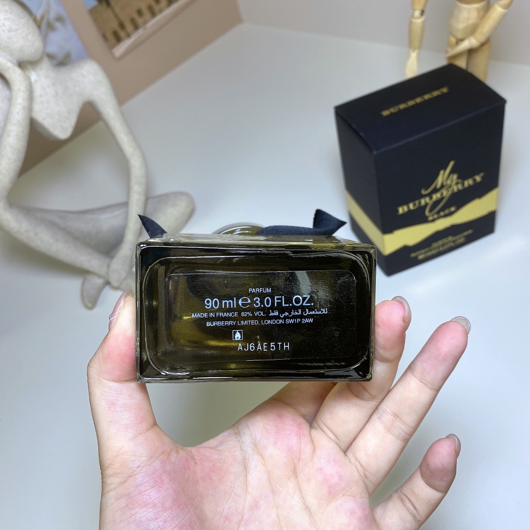 85💰原单品质
下单备注: 黑my
巴宝莉我的博柏利黑色版浓香水EDP Burberry My 90ml
Burberry Black
品牌:博柏利
香调:东方花香调
前调:茉莉
中调:玫瑰桃子
后调:广藿香琥珀
属性:女香