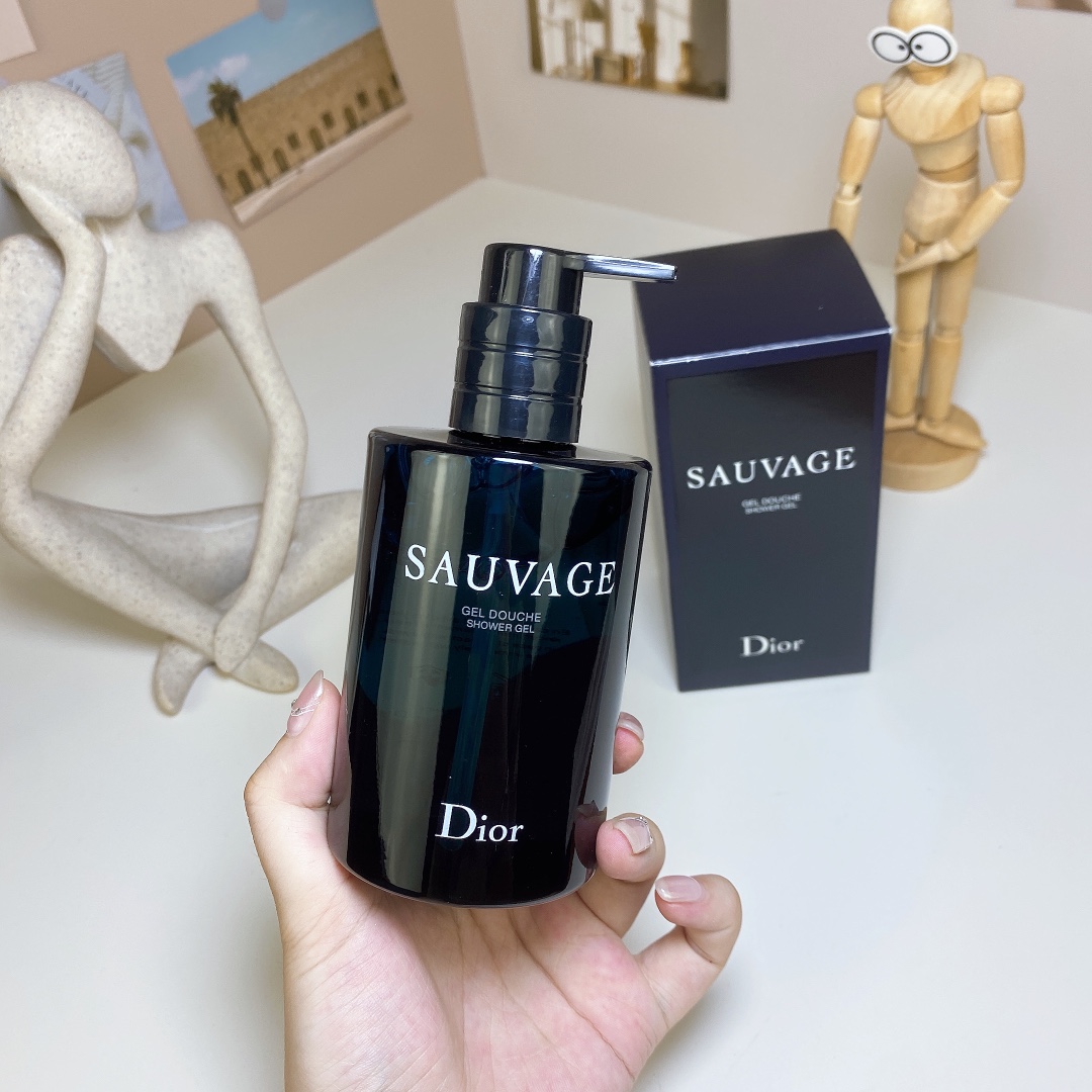 Dior Sauvage Shower Gel 250ml - Cleanse and Invigorate Your Skin 3 i1719998601 1620 3