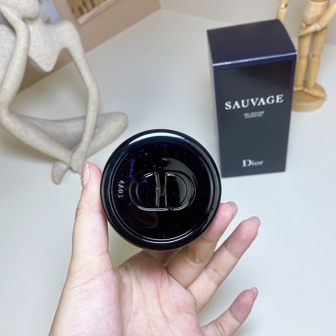 Dior Sauvage Shower Gel 250ml - Cleanse and Invigorate Your Skin 4 i1719998601 3100 6
