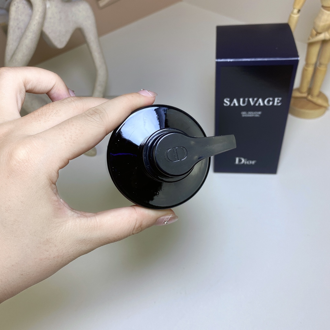 Dior Sauvage Shower Gel 250ml - Cleanse and Invigorate Your Skin 5 i1719998601 526 1