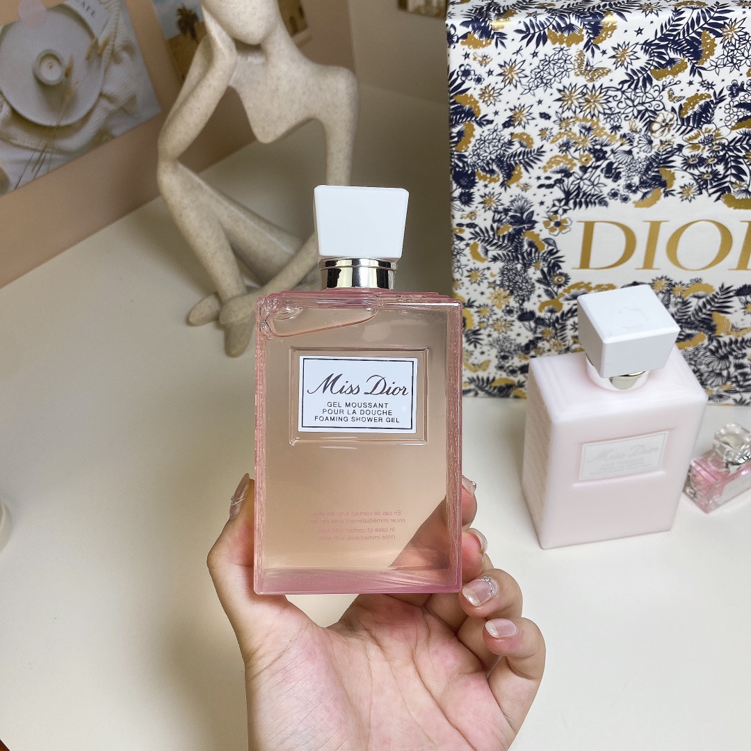 Dior Miss Dior Blooming Bouquet Set - Shower Gel, Body Lotion & Miniature 5 i1720148113 2227 0