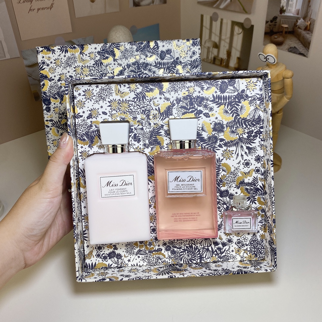 Dior Miss Dior Blooming Bouquet Set - Shower Gel, Body Lotion & Miniature 2 i1720148113 2734 0