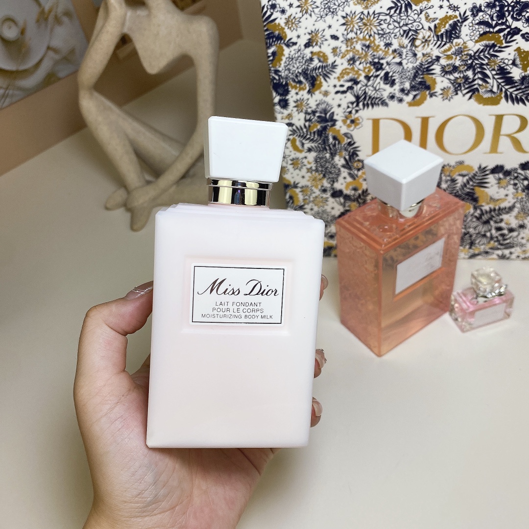 Dior Miss Dior Blooming Bouquet Set - Shower Gel, Body Lotion & Miniature 4 i1720148113 7272 0