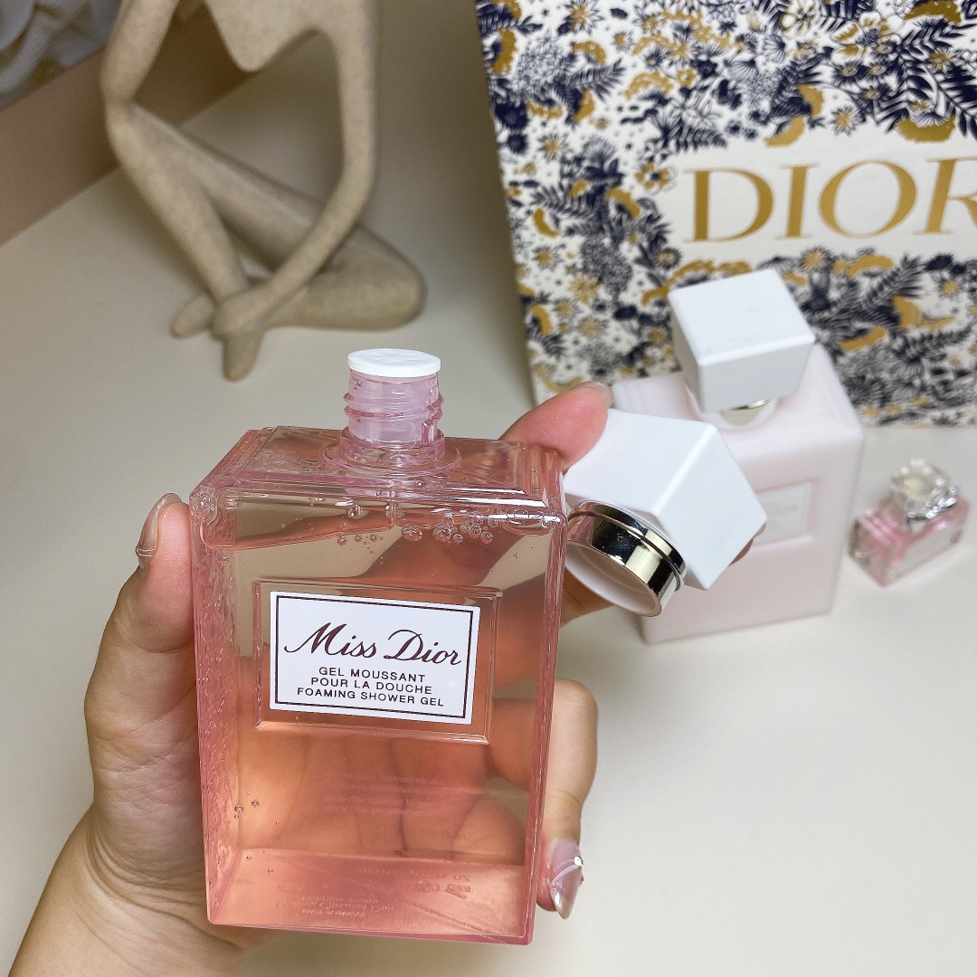 Dior Miss Dior Blooming Bouquet Set - Shower Gel, Body Lotion & Miniature 7 i1720148113 7988 0