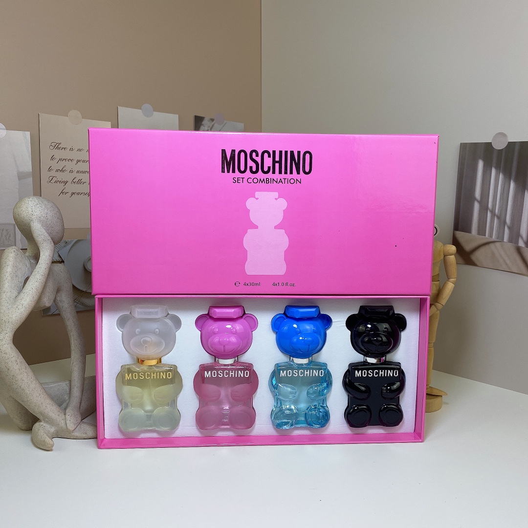65. Set de cuatro miniaturas de perfume de oso Teddy de Moschino, 30ml cada una 🔜 Set de cuatro miniaturas de perfume …