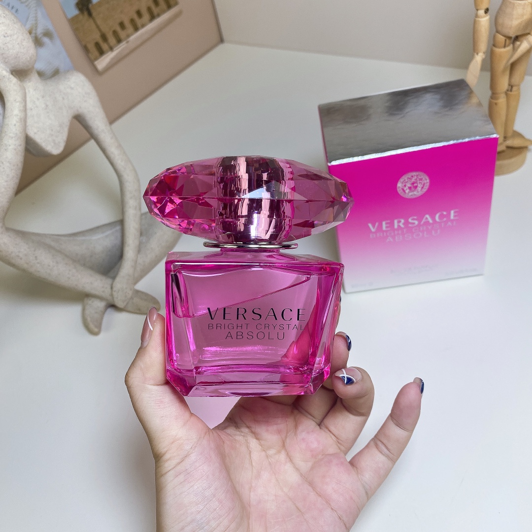 80💰原单品质
范思哲新款包装臻挚玫红钻（香恋水晶精粹）90ml
Versace Bright Crystal Absolu, 2013
品牌：范思哲
调香师：Alberto Morillas
属性：女香
香调：果香花香调
前调：石榴日本柚子水
中调：牡丹树莓莲花木兰
后调：麝香桃花心木琥珀