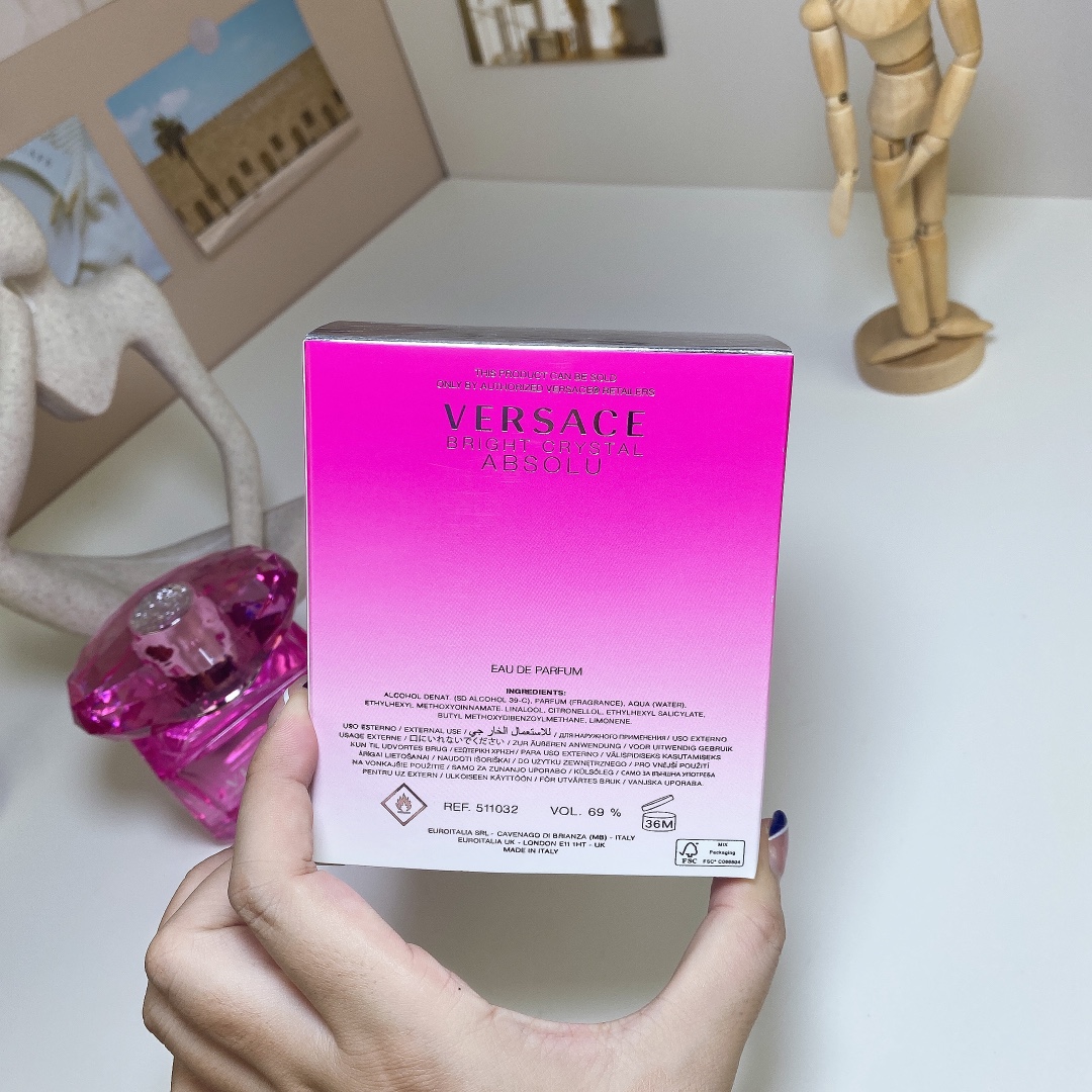 80💰原单品质
范思哲新款包装臻挚玫红钻（香恋水晶精粹）90ml
Versace Bright Crystal Absolu, 2013
品牌：范思哲
调香师：Alberto Morillas
属性：女香
香调：果香花香调
前调：石榴日本柚子水
中调：牡丹树莓莲花木兰
后调：麝香桃花心木琥珀