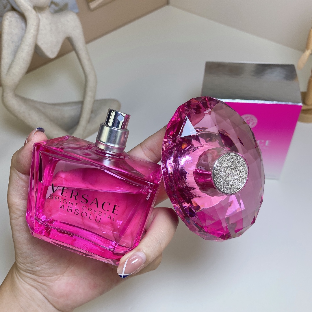 80💰原单品质
范思哲新款包装臻挚玫红钻（香恋水晶精粹）90ml
Versace Bright Crystal Absolu, 2013
品牌：范思哲
调香师：Alberto Morillas
属性：女香
香调：果香花香调
前调：石榴日本柚子水
中调：牡丹树莓莲花木兰
后调：麝香桃花心木琥珀