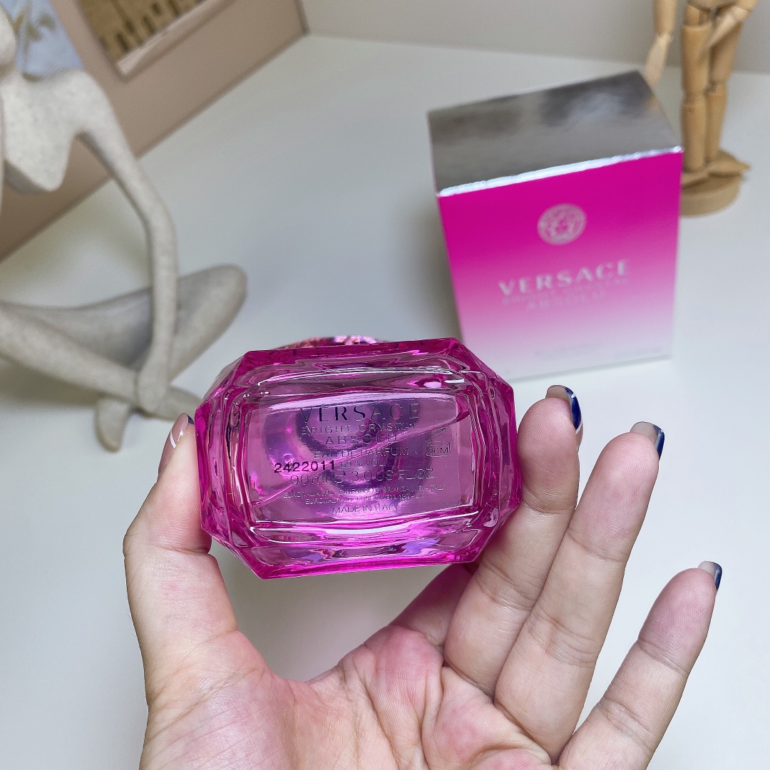 80💰原单品质
范思哲新款包装臻挚玫红钻（香恋水晶精粹）90ml
Versace Bright Crystal Absolu, 2013
品牌：范思哲
调香师：Alberto Morillas
属性：女香
香调：果香花香调
前调：石榴日本柚子水
中调：牡丹树莓莲花木兰
后调：麝香桃花心木琥珀