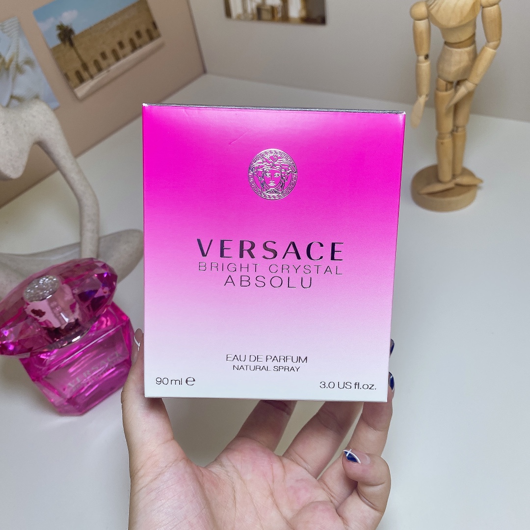 80💰原单品质
范思哲新款包装臻挚玫红钻（香恋水晶精粹）90ml
Versace Bright Crystal Absolu, 2013
品牌：范思哲
调香师：Alberto Morillas
属性：女香
香调：果香花香调
前调：石榴日本柚子水
中调：牡丹树莓莲花木兰
后调：麝香桃花心木琥珀