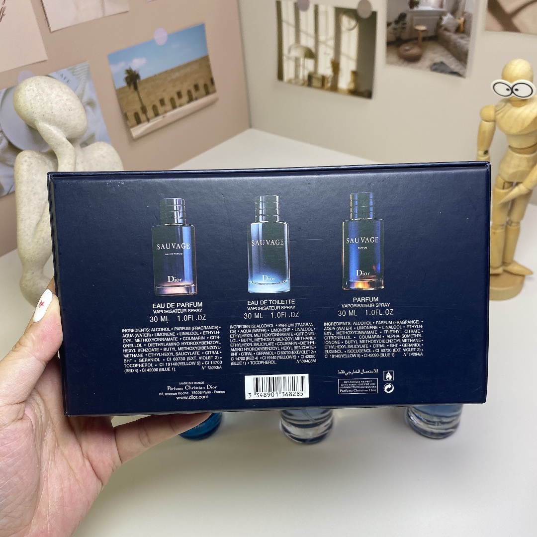 普/65💰
迪奥旷野香水中样30ml三件套花盒！内含：30ml*3带喷头。味道：淡香旷野，浓香旷野，香精旷野。