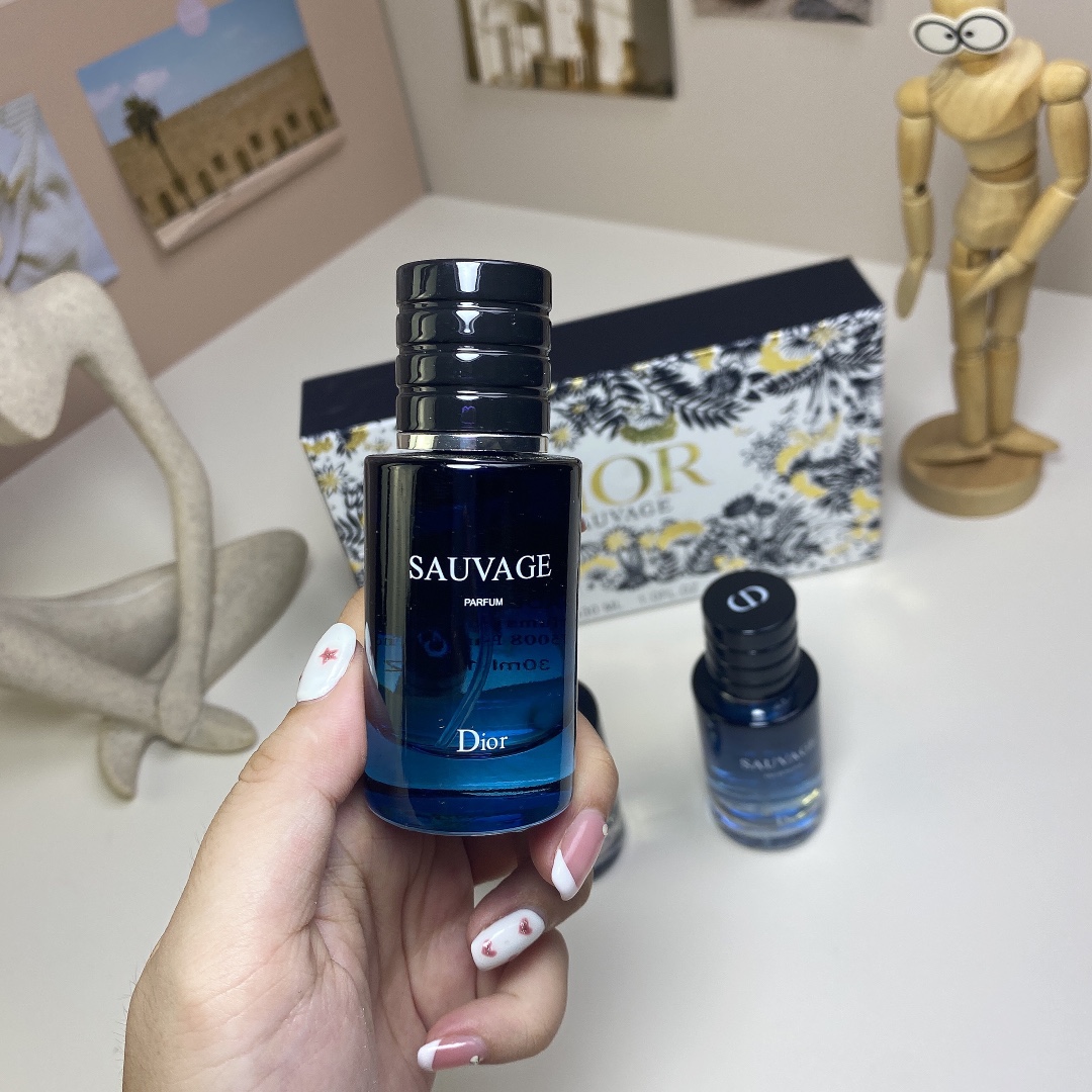 普/65💰
迪奥旷野香水中样30ml三件套花盒！内含：30ml*3带喷头。味道：淡香旷野，浓香旷野，香精旷野。