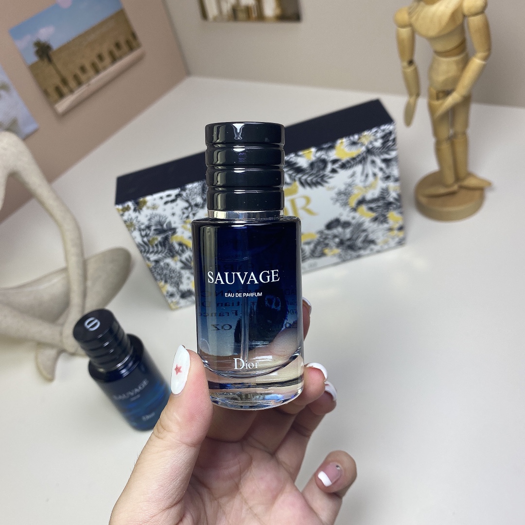 普/65💰
迪奥旷野香水中样30ml三件套花盒！内含：30ml*3带喷头。味道：淡香旷野，浓香旷野，香精旷野。