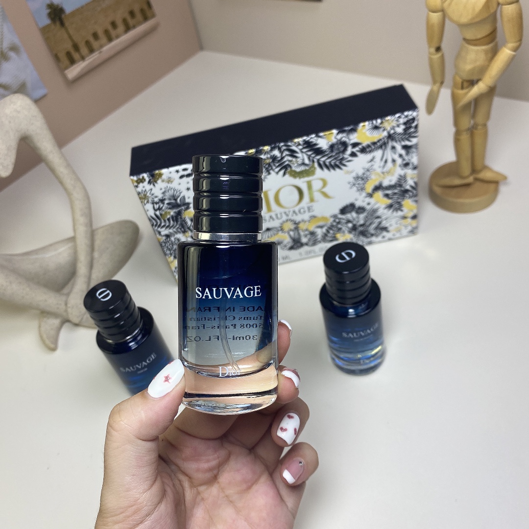 普/65💰
迪奥旷野香水中样30ml三件套花盒！内含：30ml*3带喷头。味道：淡香旷野，浓香旷野，香精旷野。