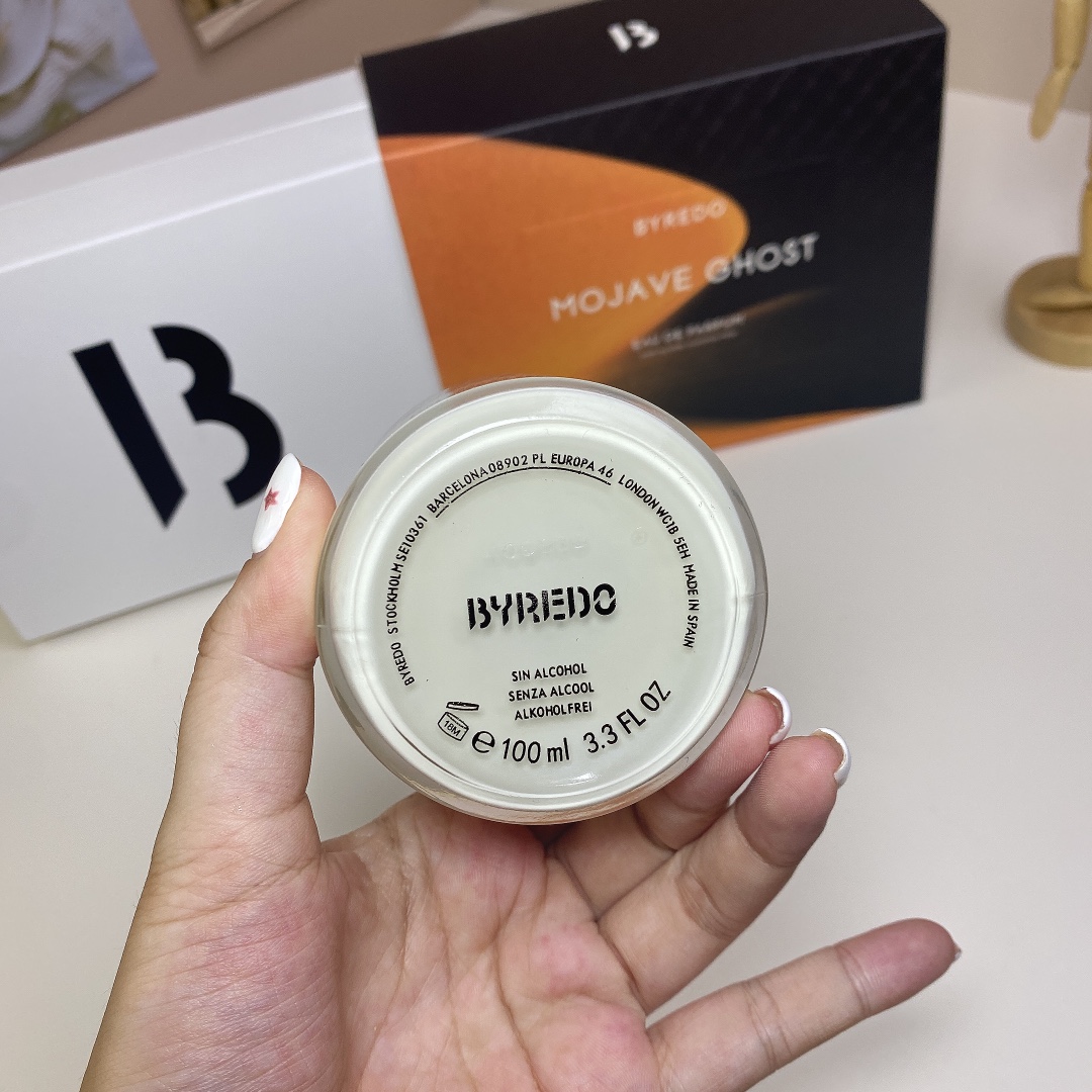 90。百瑞德荒漠孤魂无酒精版香水100ml
🔜 一比一质量❗️876697# 荒漠孤魂无酒精版100ml
百瑞德2024限定版莫哈维之影无酒精（荒漠孤魂）水基底版100ml
Byredo Mojave Ghost Sans Alcool Alcohol-free, 2024
品牌：柏芮朵
属性：中性香
香调：木质花香调
前调：人参果黄葵
中调：木兰紫罗兰檀香木
后调：麝香琥珀雪松
